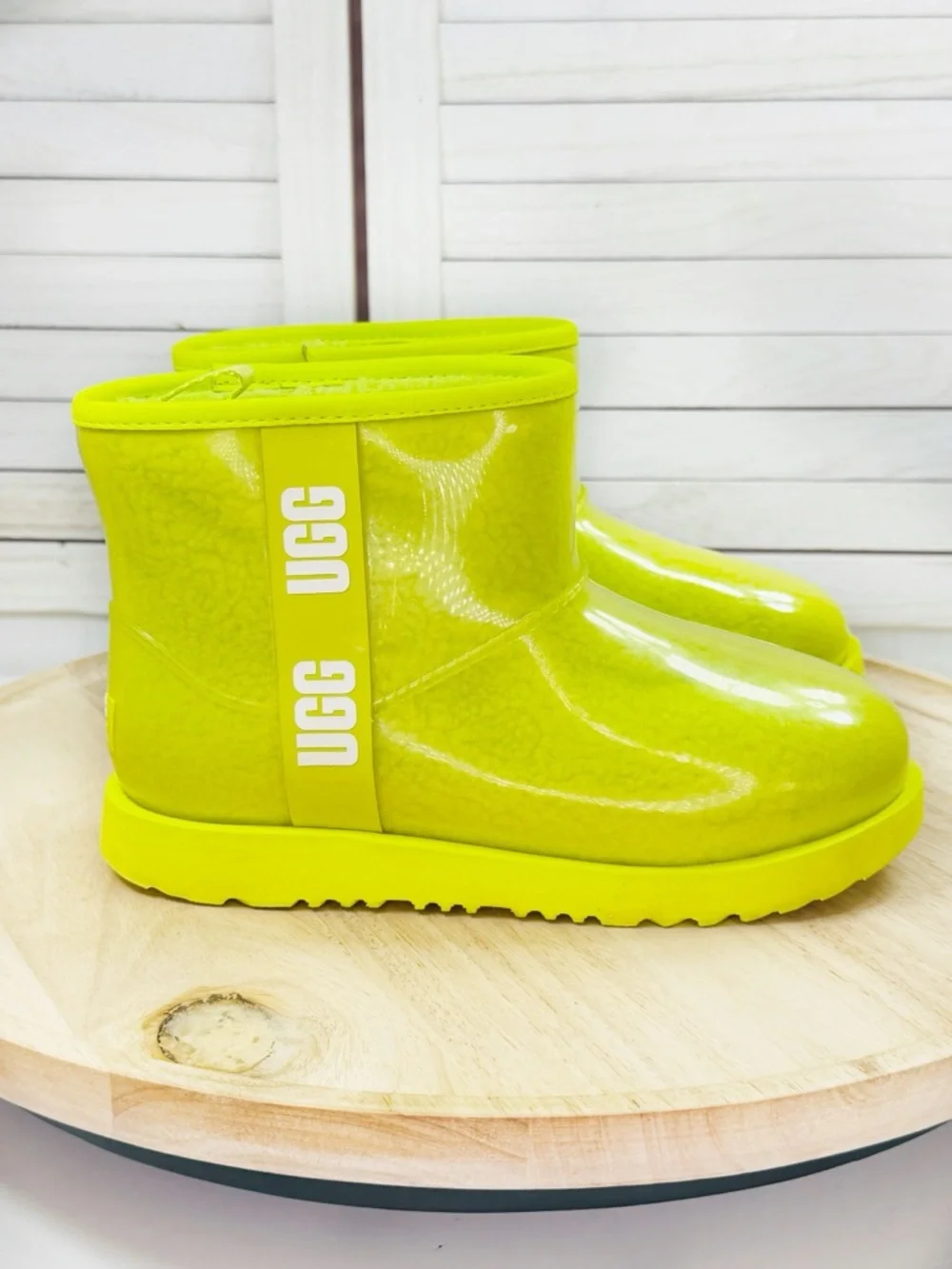 UGG Kids Classic Clear Mini II Boots Sherpa Lined Sulfur Green‎ Size 5 Big Kid